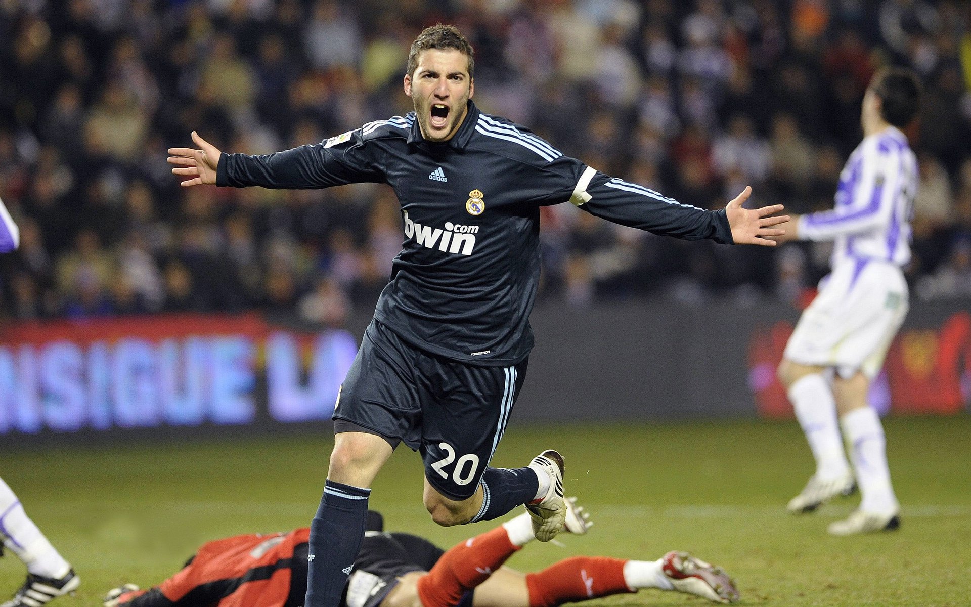 “自动化裁判带来的战术调整——不同规则下球队的应变策略”